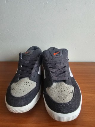 Zapatillas Nike grises y blancas