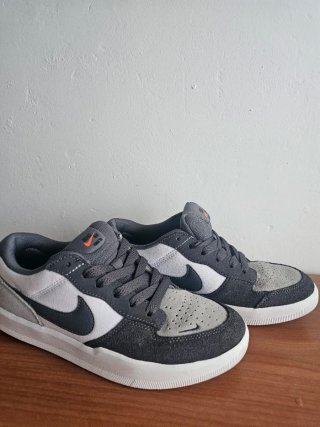 Zapatillas Nike grises y blancas