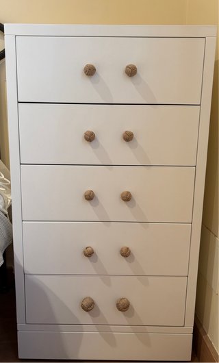 Cómoda blanca 5 cajones con tiradores de cuerda