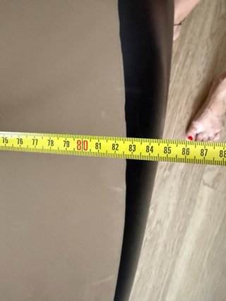 Puff inflable beige y negro con reposapiés
