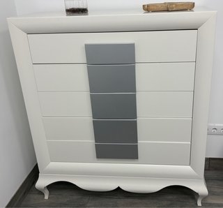 Cómoda blanca madera con tiradores de color platea