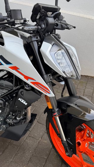 KTM Duke 125 2024 Blanca y Naranja