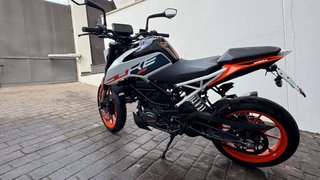 KTM Duke 125 2024 Blanca y Naranja