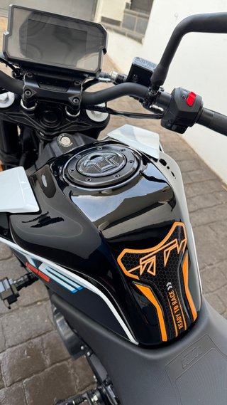 KTM Duke 125 2024 Blanca y Naranja