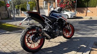 KTM Duke 125 2024 Blanca y Naranja