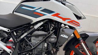 KTM Duke 125 2024 Blanca y Naranja