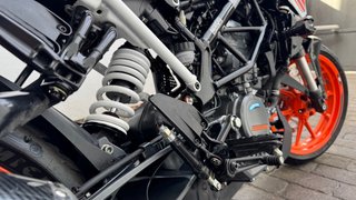 KTM Duke 125 2024 Blanca y Naranja