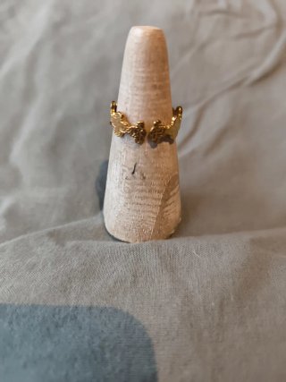 Anillo dorado estilo bizantino con piedra verde