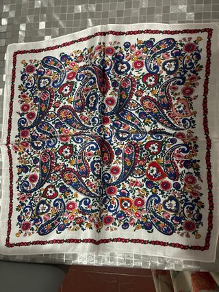 Foulard con fantasia floreale e paisley