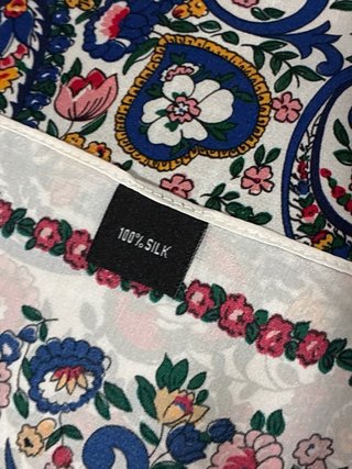 Foulard con fantasia floreale e paisley