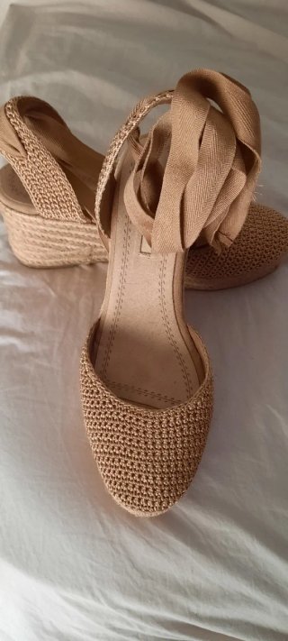 Zapatos de esparto y crochet beige como nuevos.