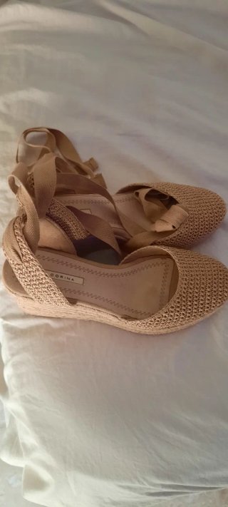 Zapatos de esparto y crochet beige como nuevos.