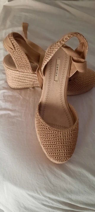 Zapatos de esparto y crochet beige como nuevos.