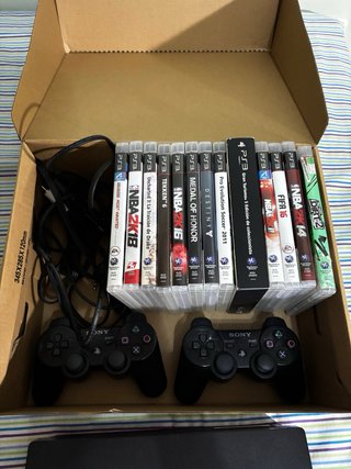 PlayStation 3 + 2 mandos + 12 juegos