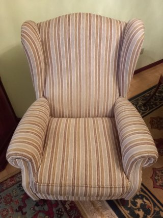 Sillón orejero beige y marrón