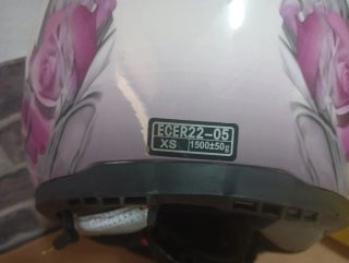 Casco de moto LS2 con diseño de rosas