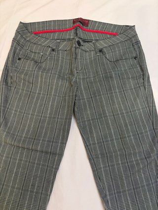 Pantalones pitillo de cuadros grises y negros