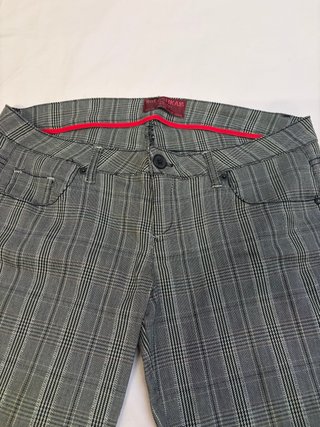 Pantalones pitillo de cuadros grises y negros