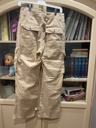 Pantalón cargo beige Bershka chica