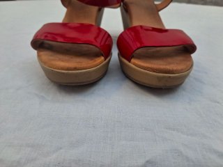 Sandalias rojas cuña N 39