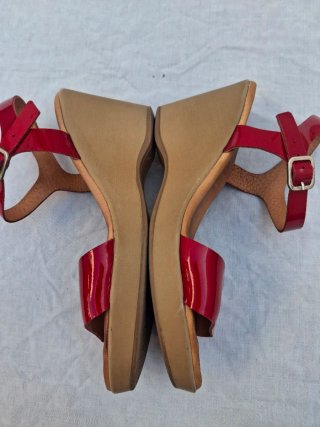 Sandalias rojas cuña N 39