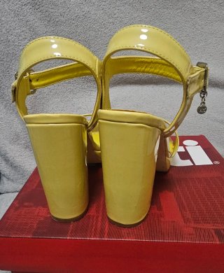 Sandalias XTI tacón plataforma amarillo