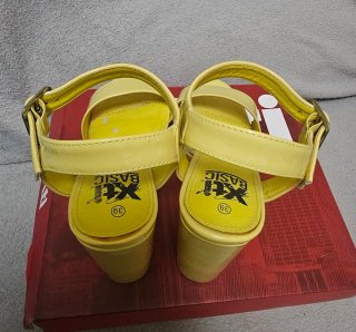Sandalias XTI tacón plataforma amarillo