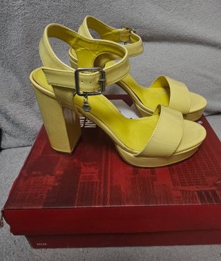 Sandalias XTI tacón plataforma amarillo
