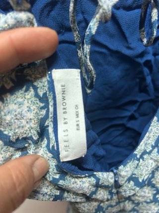 Vestido azul y blanco con volantes