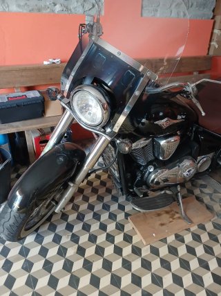 Kawasaki VN900 Cruiser Negra y Marrón