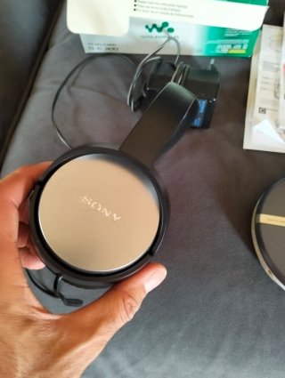Sony Walkman CD D-EJ100 con cuffie xbass