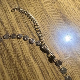 Gargantilla dorada con topos