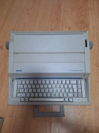 Máquina de escribir eléctrica Olivetti ET P