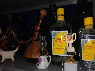 Lote de figuras y botellas decorativas