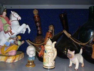 Lote de figuras y botellas decorativas