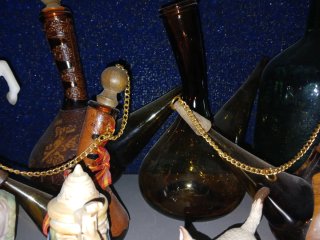 Lote de figuras y botellas decorativas