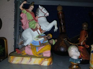 Lote de figuras y botellas decorativas
