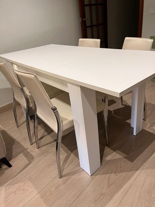 Mesa extensible y 4 sillas de comedor blanca