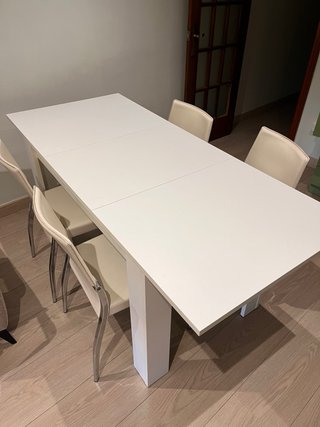 Mesa extensible y 4 sillas de comedor blanca