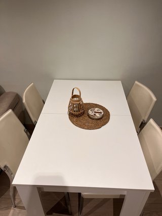 Mesa extensible y 4 sillas de comedor blanca