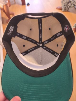 Gorra New Era 9FORTY Beige y Negra