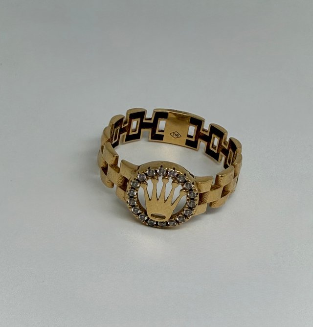 Anillo de oro de 18k con circonitas. Peso: 3.94 g.