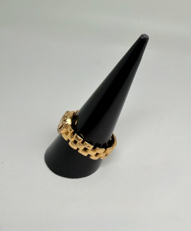 Anillo de oro de 18k con circonitas. Peso: 3.94 g.