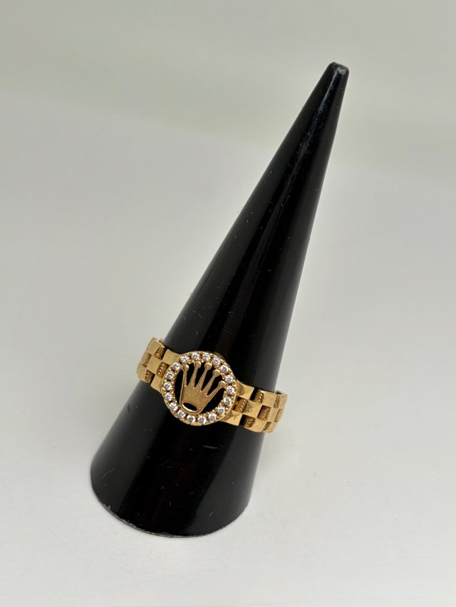 Anillo de oro de 18k con circonitas. Peso: 3.94 g.