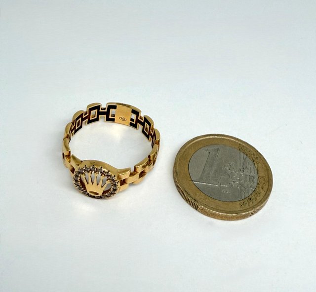 Anillo de oro de 18k con circonitas. Peso: 3.94 g.
