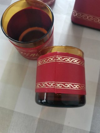 Bottiglia e 6 bicchieri da vino antichi