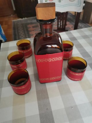 Bottiglia e 6 bicchieri da vino antichi