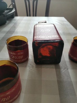 Bottiglia e 6 bicchieri da vino antichi