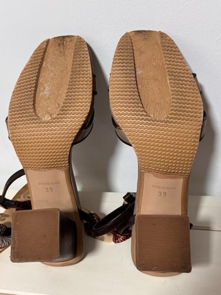 Sandalias de tacón beige y multicolor