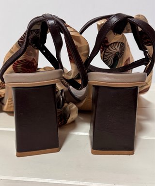 Sandalias de tacón beige y multicolor